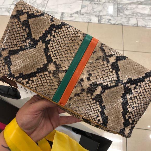 SUPER CUTE FOLD CLUTCH TO DIEE FOR at great price - Picture 3 of 3